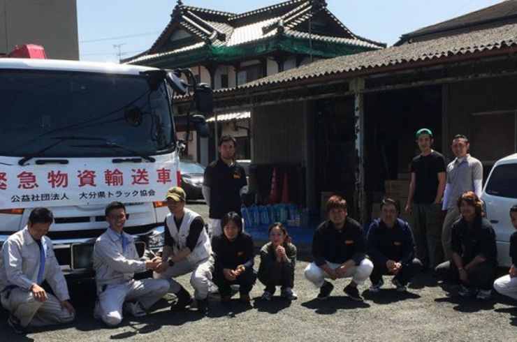 トラックの前に集合