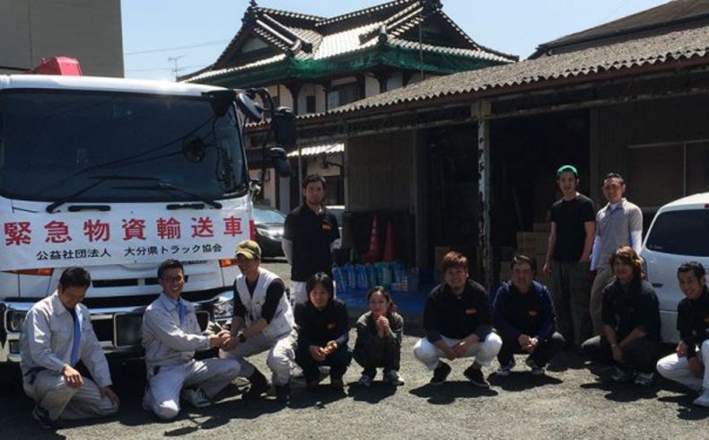 トラックの前に集合